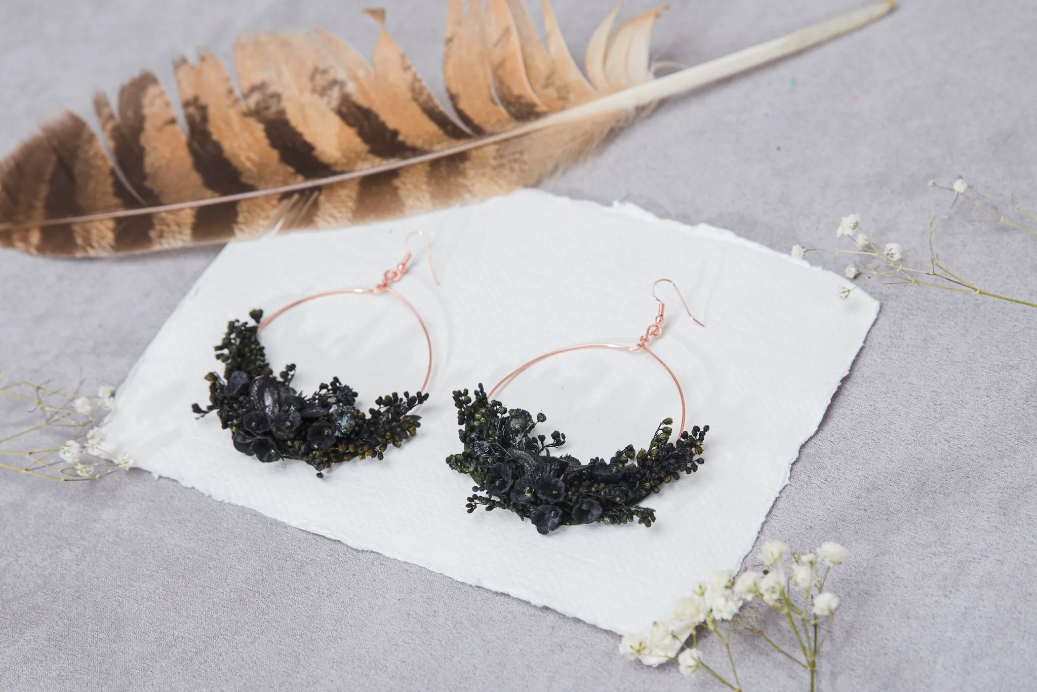 Black flower circle earrings