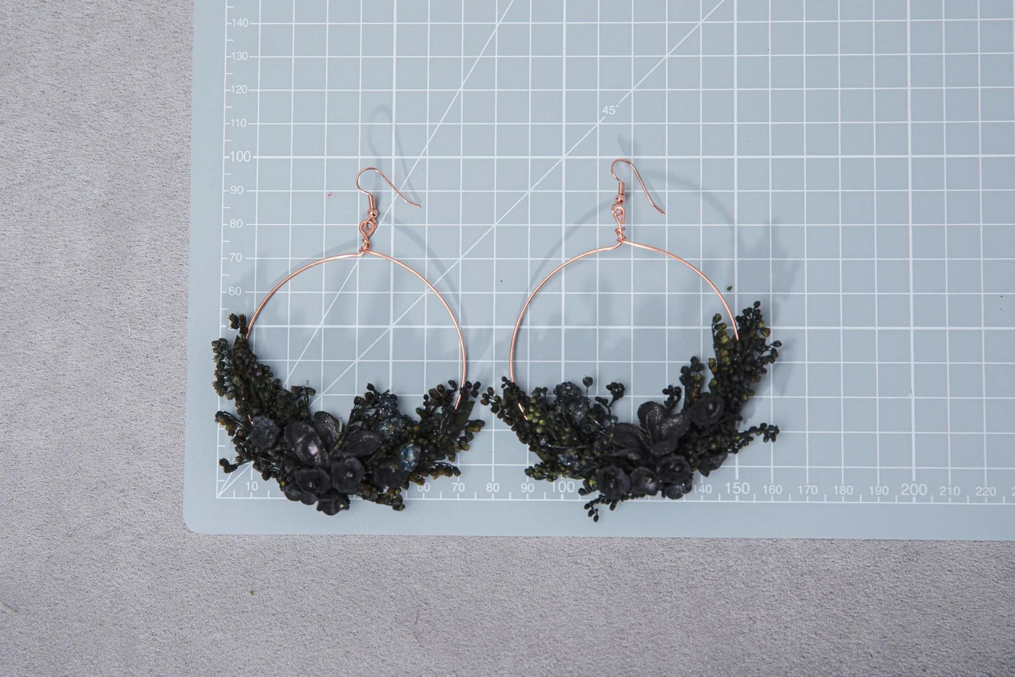 Black flower circle earrings