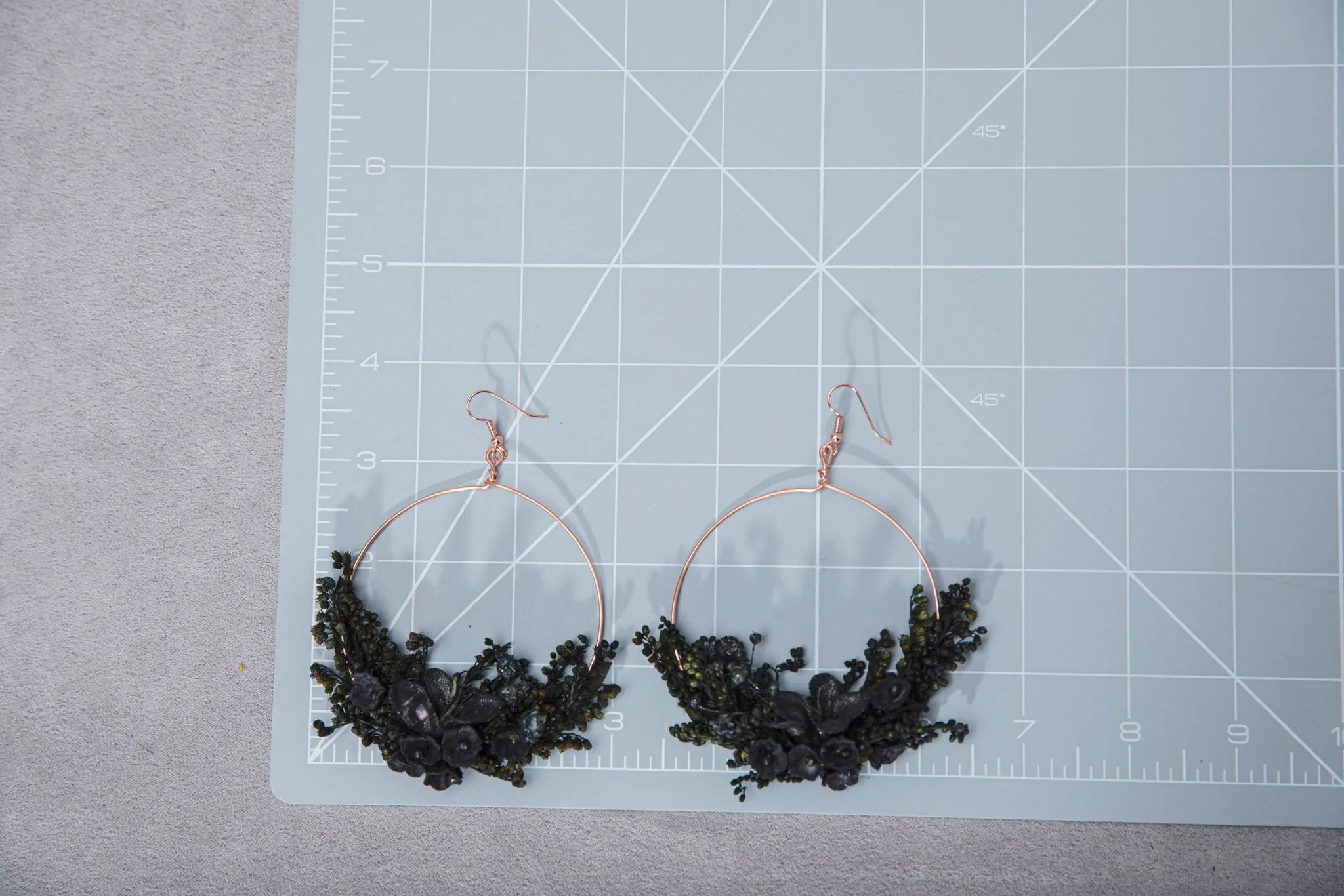 Black flower circle earrings